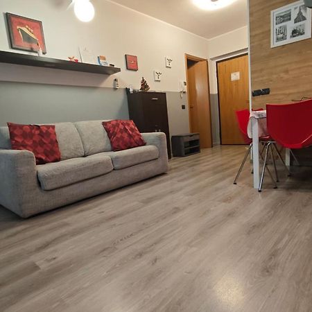 Appartamento Aleph With Private Parking, Next Train Station Como Bagian luar foto