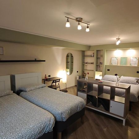 Appartamento Aleph With Private Parking, Next Train Station Como Bagian luar foto