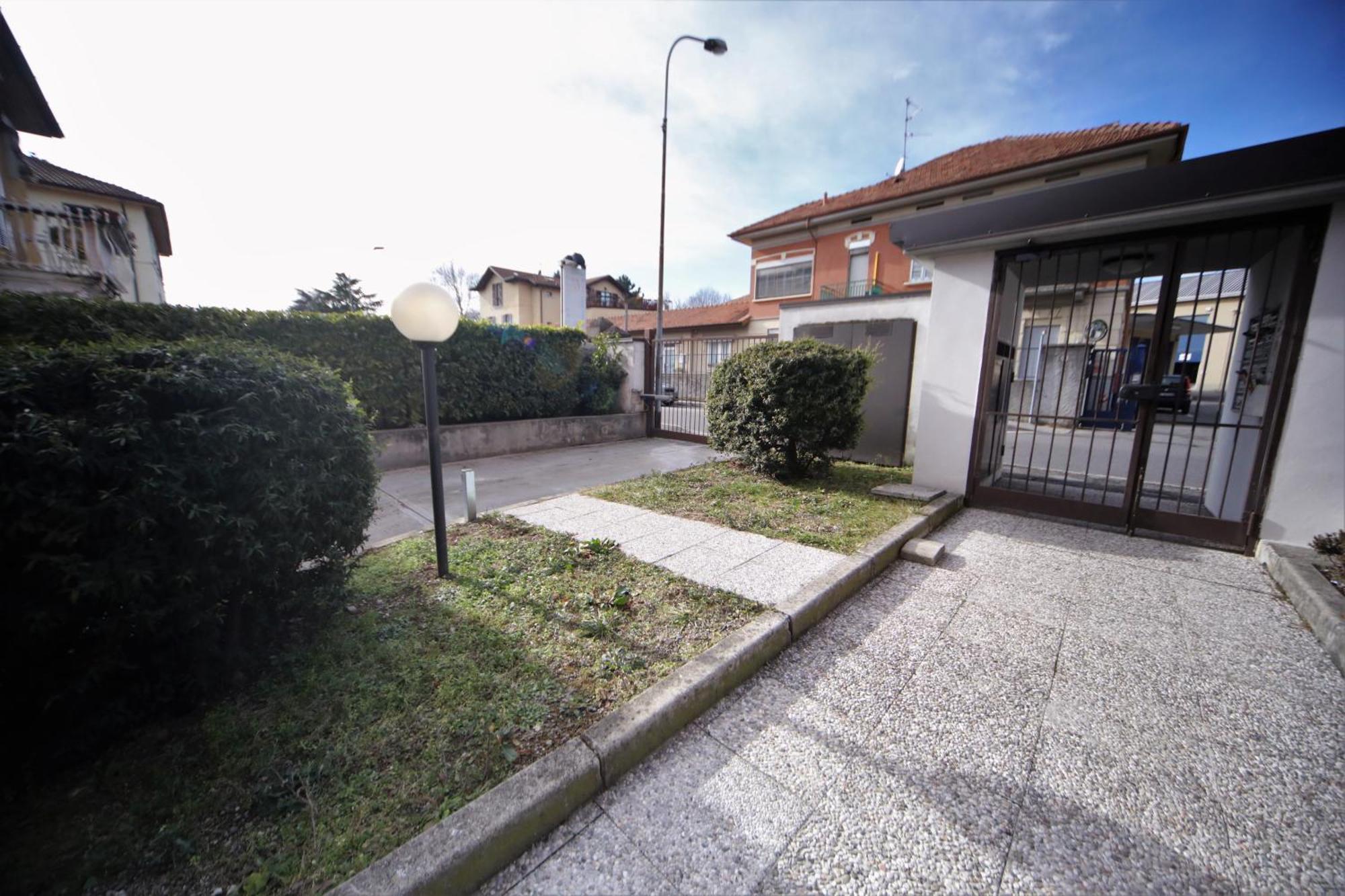 Appartamento Aleph With Private Parking, Next Train Station Como Bagian luar foto