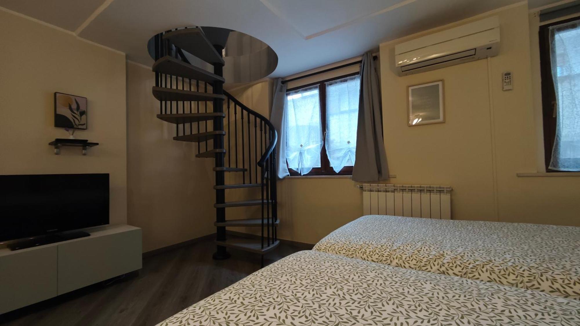 Appartamento Aleph With Private Parking, Next Train Station Como Bagian luar foto