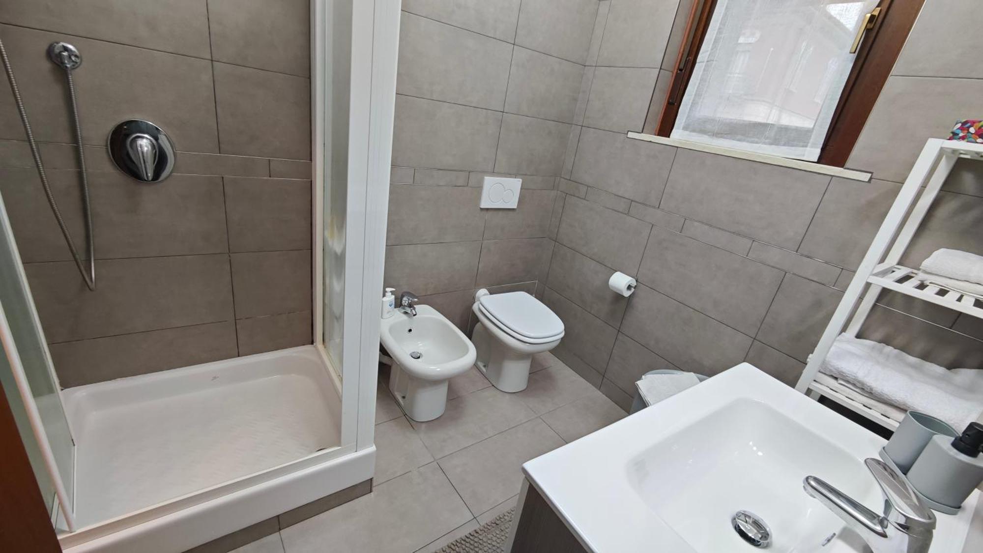 Appartamento Aleph With Private Parking, Next Train Station Como Bagian luar foto